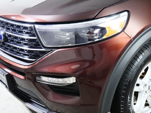 Used 2020 Ford Explorer XLT w/ Equipment Group 202A AWD/4WD image 16