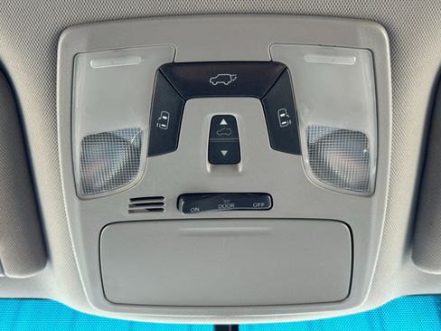 Used 2015 Toyota Sienna SE Premium image 32