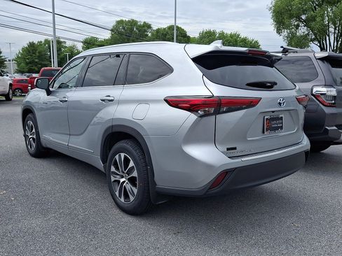 Used 2020 Toyota Highlander XLE AWD/4WD image 3