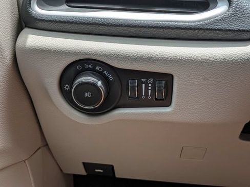 Used 2024 Chrysler Pacifica Touring-L AWD/4WD image 36