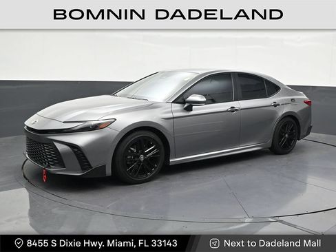 Used 2025 Toyota Camry SE FWD image 1