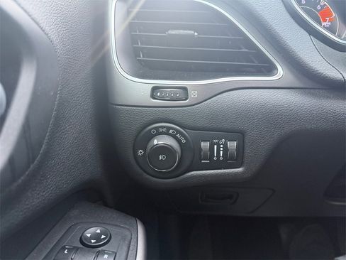 Used 2019 Jeep Cherokee Latitude Plus image 27