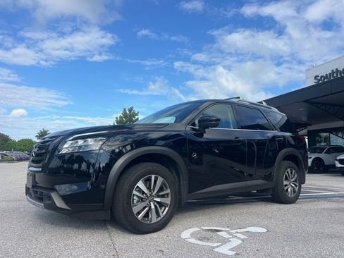 Used 2025 Nissan Pathfinder SL w/ Black Appearance Package image 10