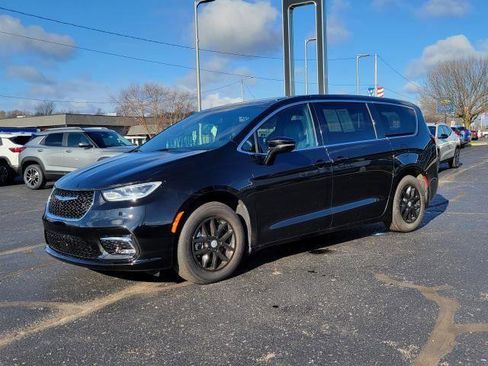 Used 2025 Chrysler Pacifica Select FWD image 4