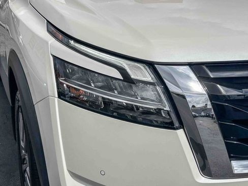 Certified 2024 Nissan Pathfinder SL w/ SL Premium Package FWD image 5