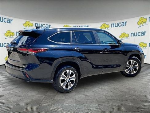 Used 2024 Toyota Highlander XLE FWD image 6