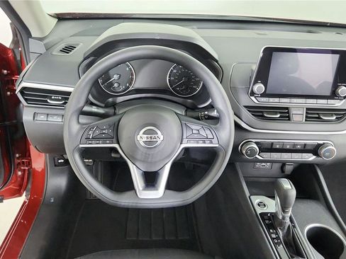 Used 2022 Nissan Altima 2.5 SV FWD image 12