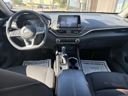 Used 2024 Nissan Altima 2.5 SV FWD image 11