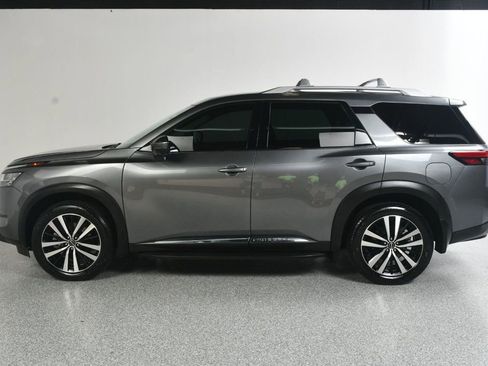 Used 2024 Nissan Pathfinder Platinum FWD image 3