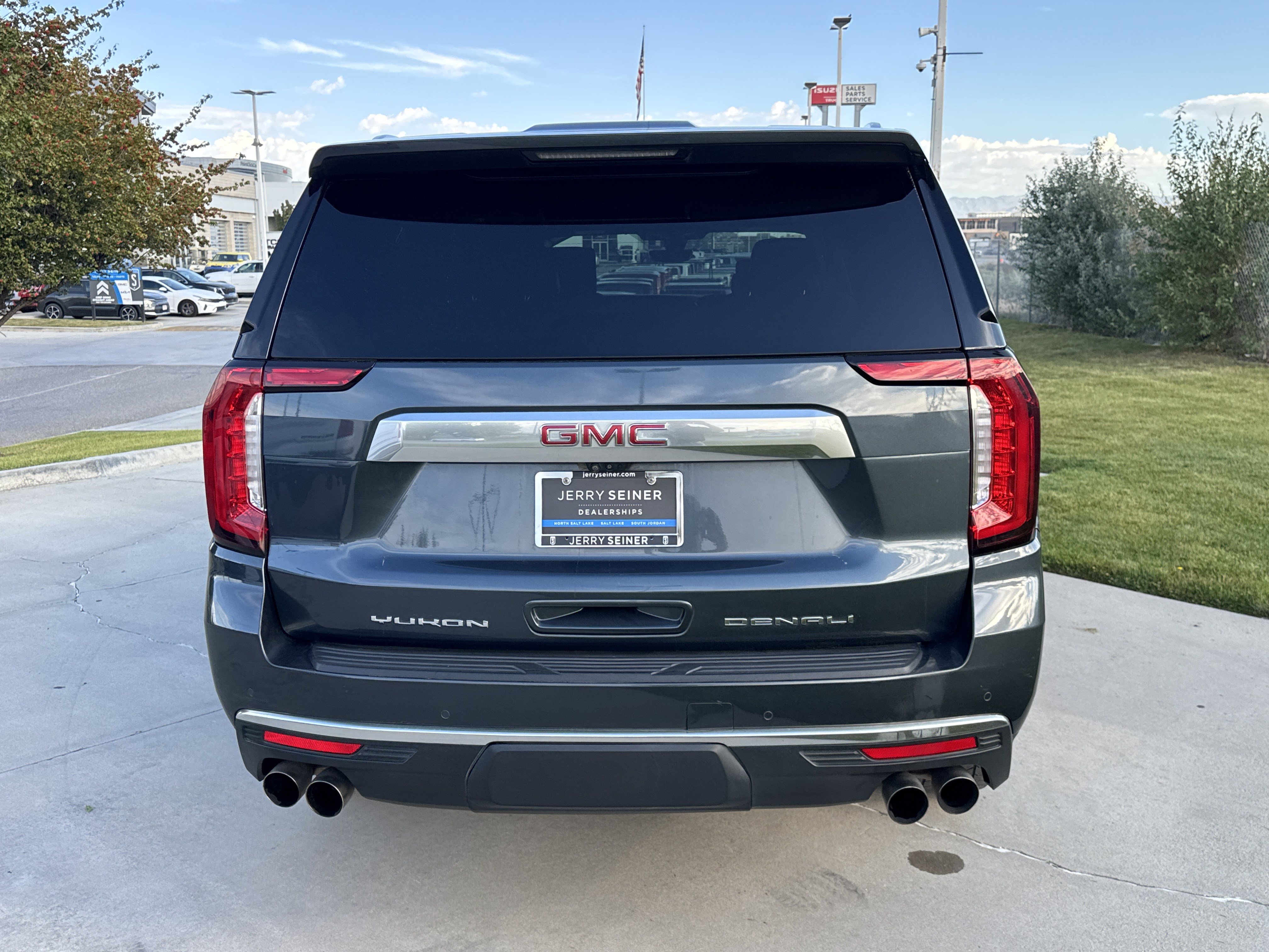 Used 2021 GMC Yukon XL Denali w/ Denali Premium Package AWD/4WD image 4