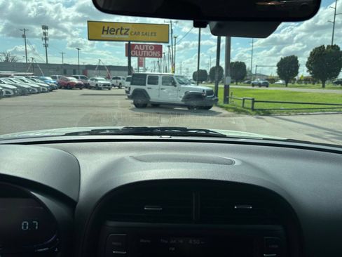 Used 2025 Kia Soul LX w/ LX Technology Package FWD image 16