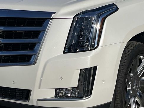 Used 2017 Cadillac Escalade Luxury image 9