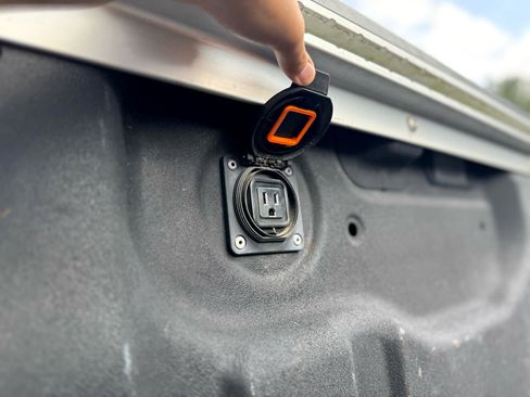 Used 2018 Nissan Titan SV w/ SV Convenience Package image 19