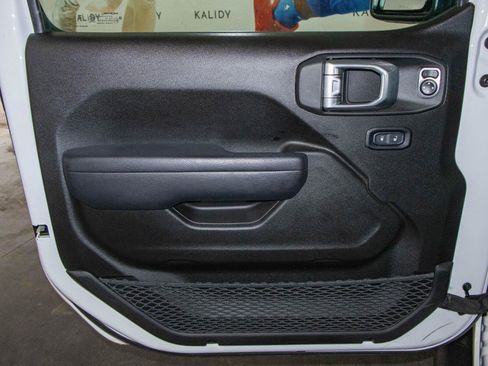 Used 2024 Jeep Gladiator Sport AWD/4WD image 10