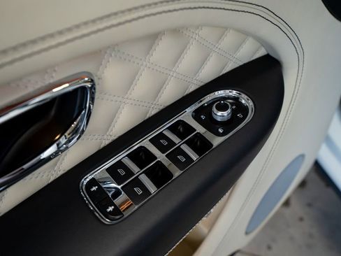 Used 2021 Bentley Bentayga Plug-In Hybrid image 31