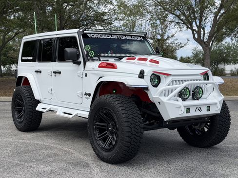 Used 2025 Jeep Wrangler Unlimited Sahara AWD/4WD image 8