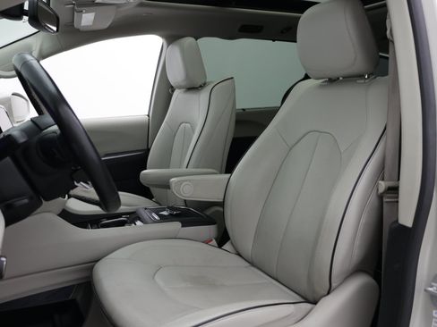 Used 2021 Chrysler Pacifica Limited w/ Uconnect Theater Family Group FWD image 21