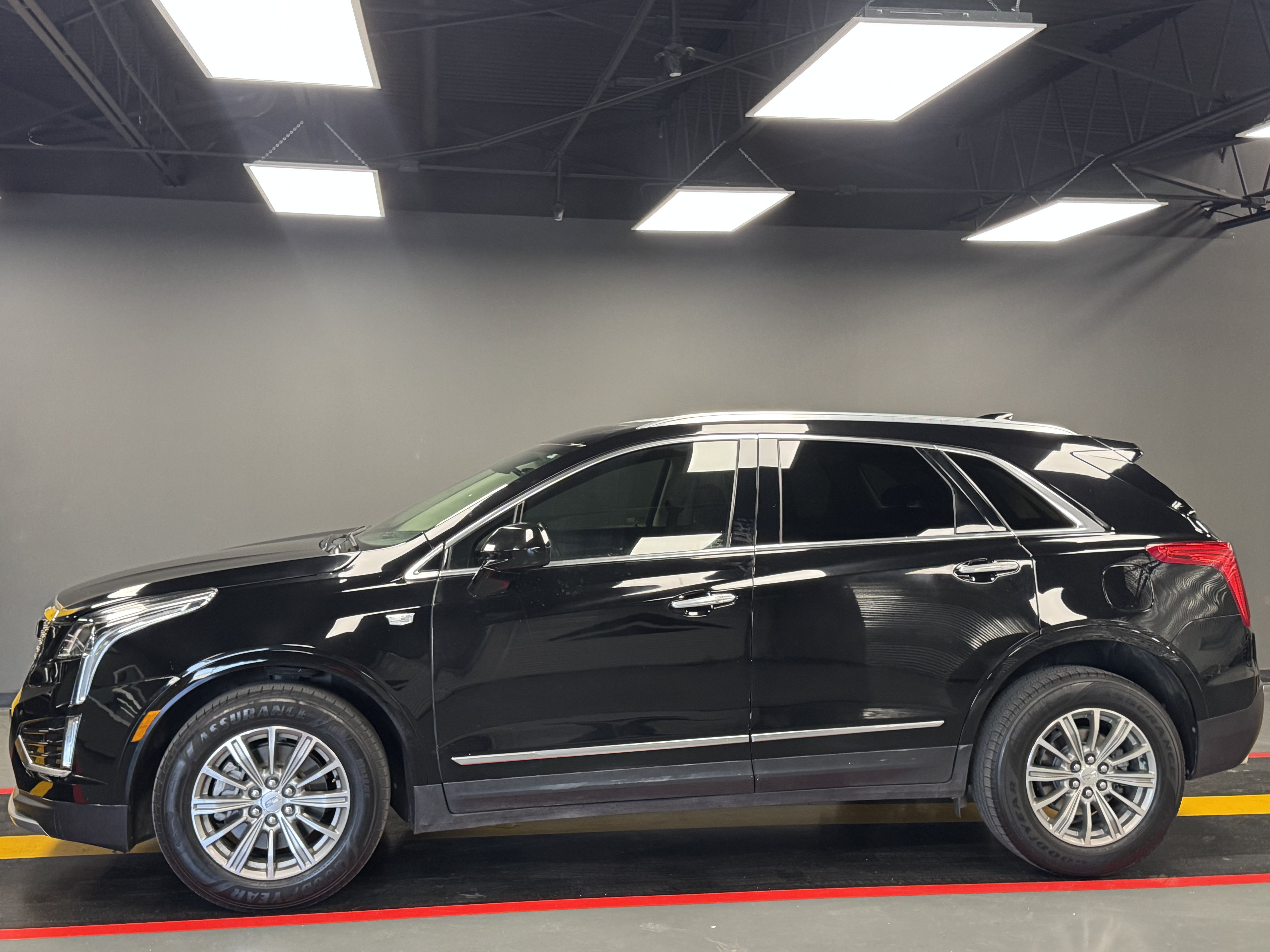 Used 2017 Cadillac XT5 Luxury FWD image 3