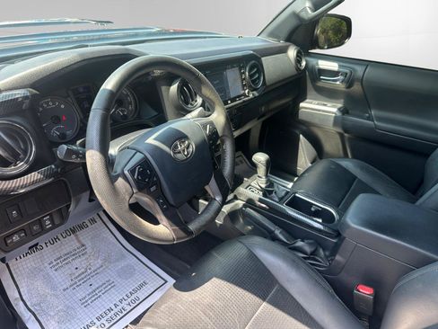 Used 2020 Toyota Tacoma TRD Sport w/ TRD Premium Sport Package AWD/4WD image 10