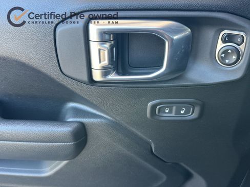 Used 2025 Jeep Wrangler Unlimited Rubicon 4xe w/ Convenience Group AWD/4WD image 12
