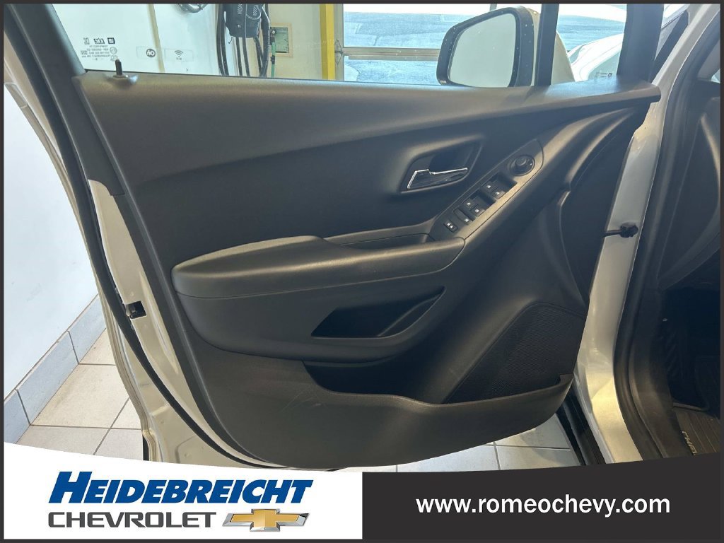 Used 2019 Chevrolet Trax LT w/ LT Convenience Package AWD/4WD image 10