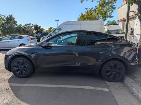 Used 2024 Tesla Model Y Long Range RWD image 4