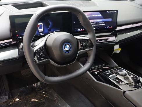 Certified 2025 BMW i5 xDrive40 w/ Premium Package AWD/4WD image 7