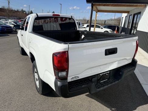 Used 2018 Toyota Tacoma SR image 10