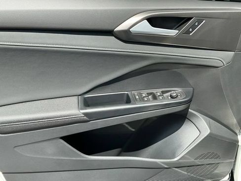 New 2026 Volkswagen Taos SE FWD image 10