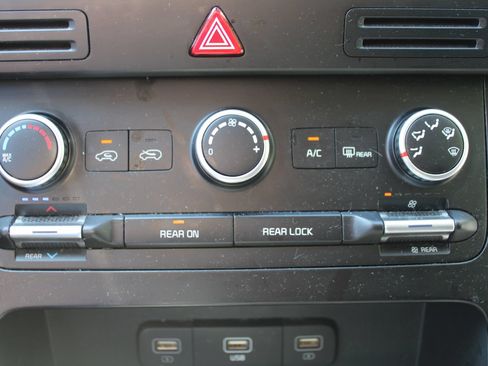 Certified 2024 Kia Carnival LX FWD image 42
