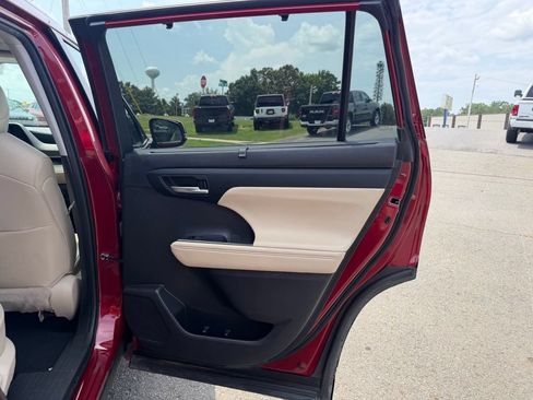 Used 2023 Toyota Highlander XLE FWD image 35