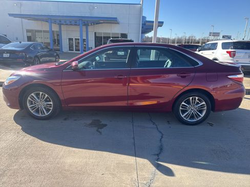 Used 2017 Toyota Camry SE image 2