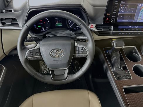 Used 2021 Toyota Sienna XLE w/ XLE Plus Package image 5