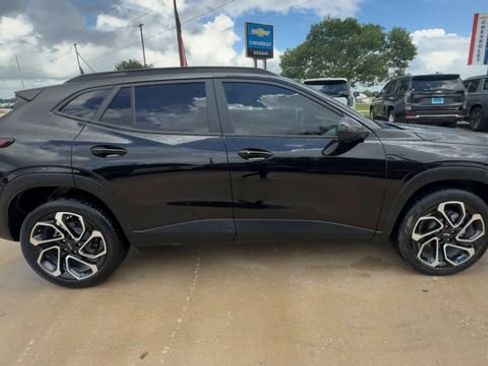 Used 2024 Chevrolet Trax RS w/ Sunroof Package FWD image 9