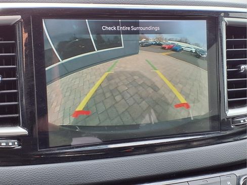 Used 2023 Chrysler Pacifica Touring-L FWD image 25