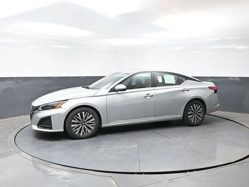 Used 2023 Nissan Altima 2.5 SV FWD image 9