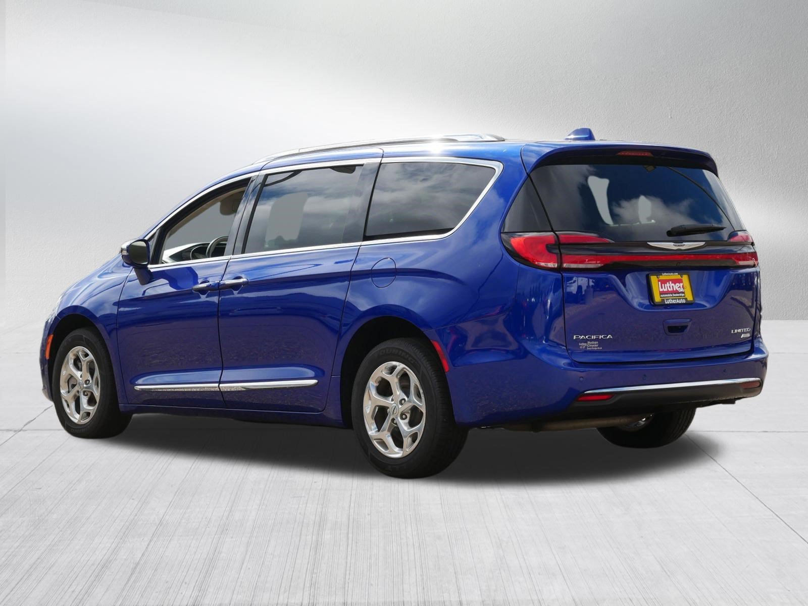 Used 2021 Chrysler Pacifica Limited AWD/4WD image 5
