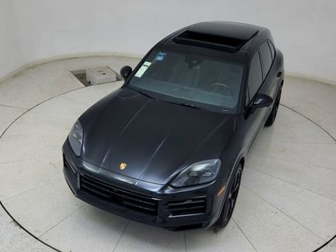 Used 2025 Porsche Cayenne w/ Premium Package image 79