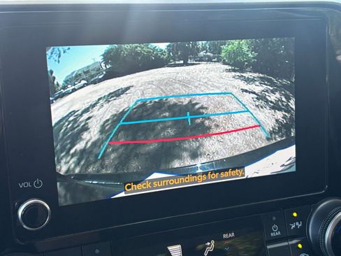 Used 2025 Toyota Highlander LE FWD image 25