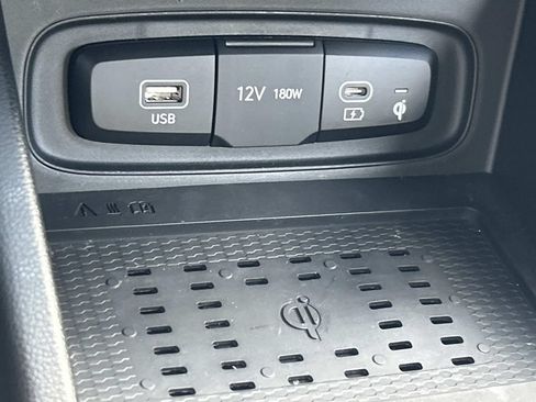 Certified 2025 Hyundai Venue Limited FWD image 32