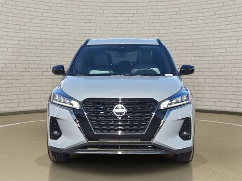 Used 2023 Nissan Kicks SR w/ SR Premium Package image 2