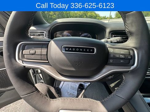 Used 2025 Jeep Wagoneer L Series III w/ Premium Group I AWD/4WD image 19