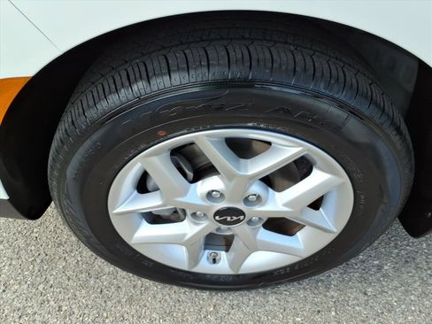 Used 2025 Kia Soul LX w/ LX Technology Package FWD image 10