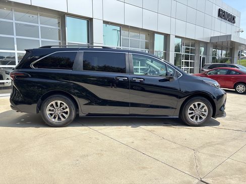 Used 2025 Toyota Sienna XLE FWD image 10