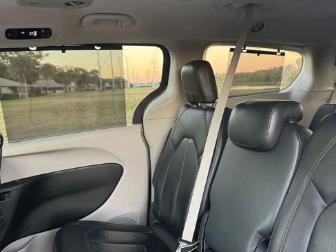 Used 2018 Chrysler Pacifica Touring-L Plus w/ Advanced Safetytec Group image 32