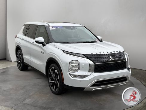 Used 2024 Mitsubishi Outlander SE image 1