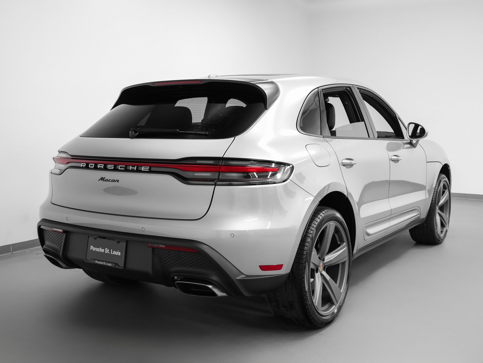 Certified 2025 Porsche Macan AWD/4WD image 12