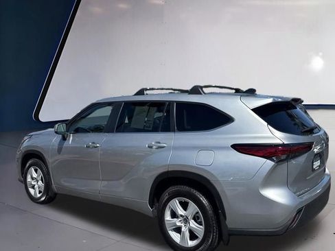 Used 2023 Toyota Highlander LE FWD image 4