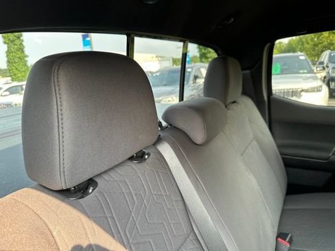 Used 2018 Toyota Tacoma TRD Sport w/ Four Season Floor Mat Package AWD/4WD image 17