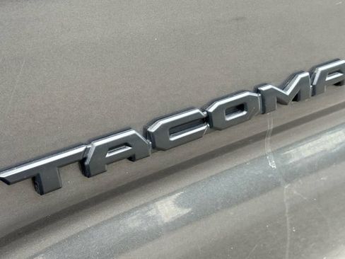 Used 2020 Toyota Tacoma TRD Off-Road w/ TRD Premium Off Road Package AWD/4WD image 11